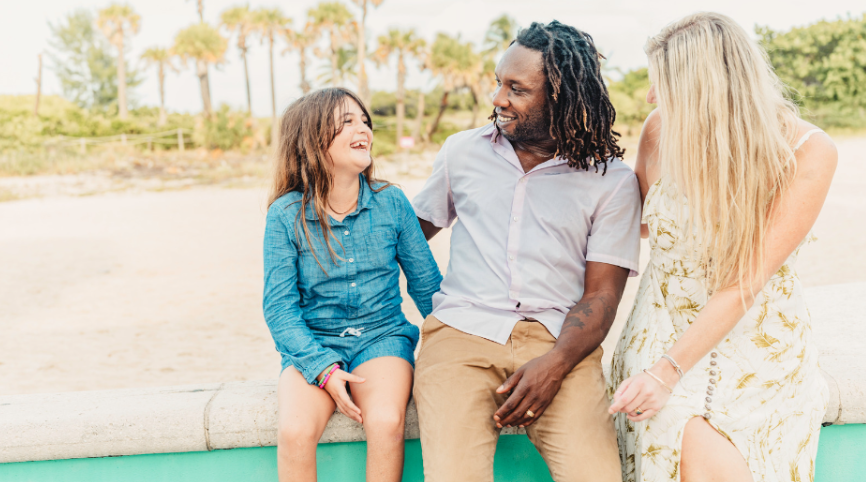 A pensão socioafetiva reconhece a responsabilidade financeira de quem atua como pai ou mãe na vida de uma criança, sem vínculo biológico